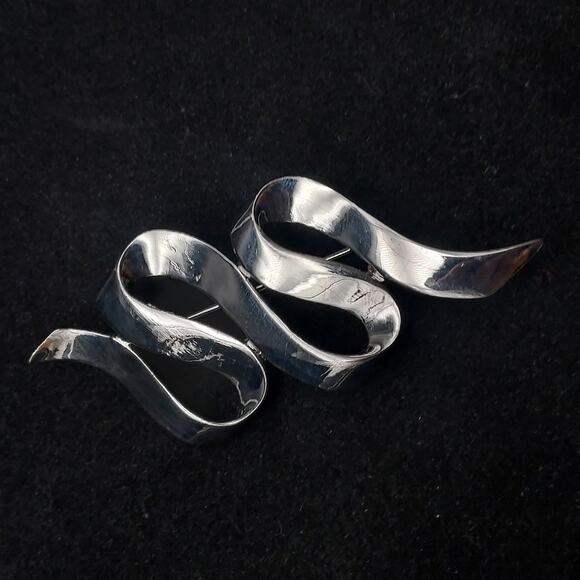 Vintage M Jent Signed Brooch Ribbon Ripple Silver Tone Costume Jewelry - Picture 1 of 10